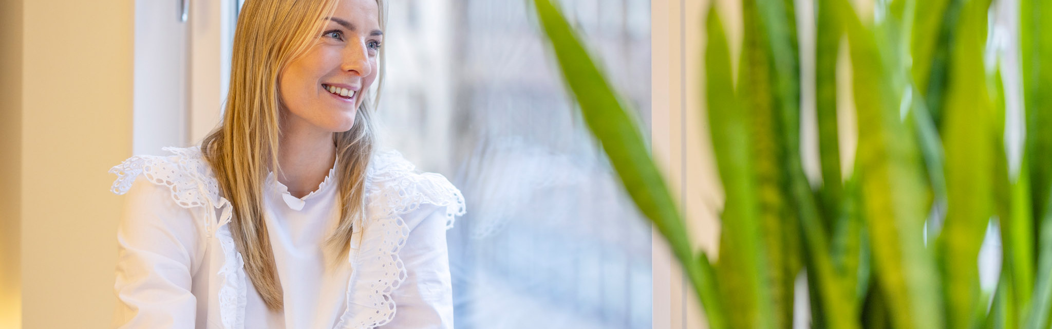 Blond kvinna i fönstret.
